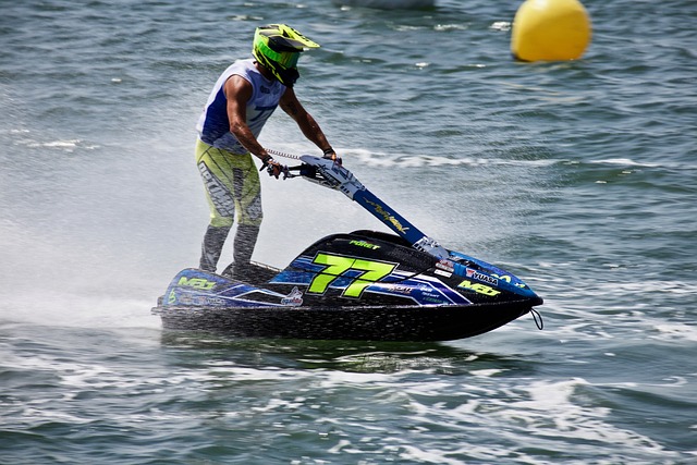 看台沙特球迷目睹主裁判给中国队点球，比划手抗议示意看VAR.